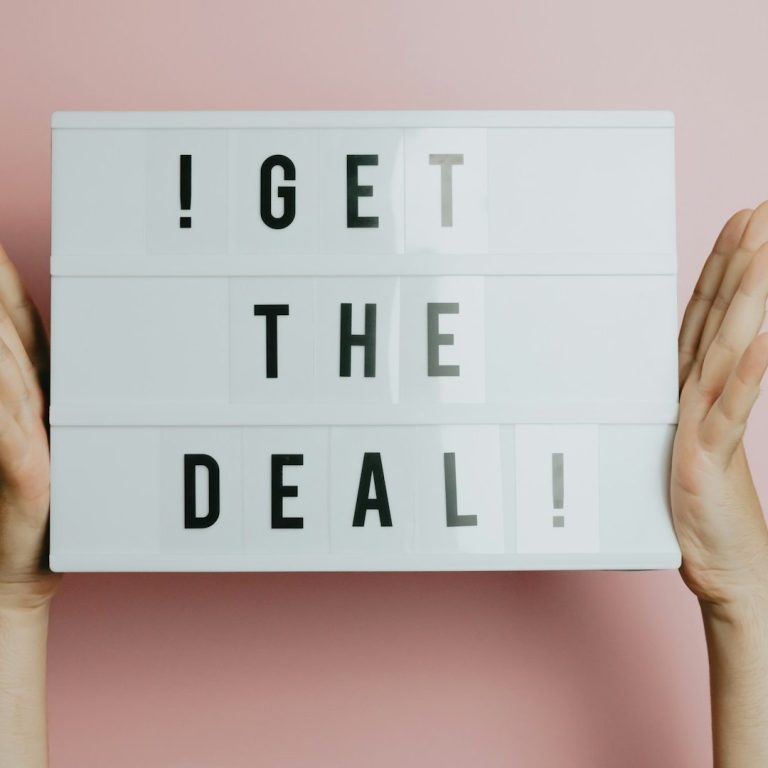 Vertriebscoaching in Göttingen und deutschlandweit Hände halten eine Tafel mit der Aufschrift „!GET THE DEAL!“.
